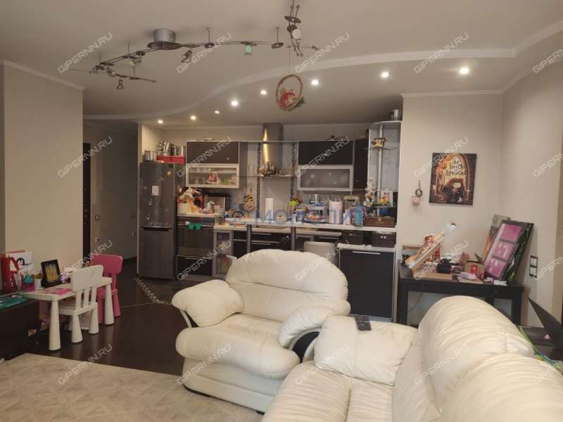 трёхкомнатная квартира на улице Александра Хохлова дом 1