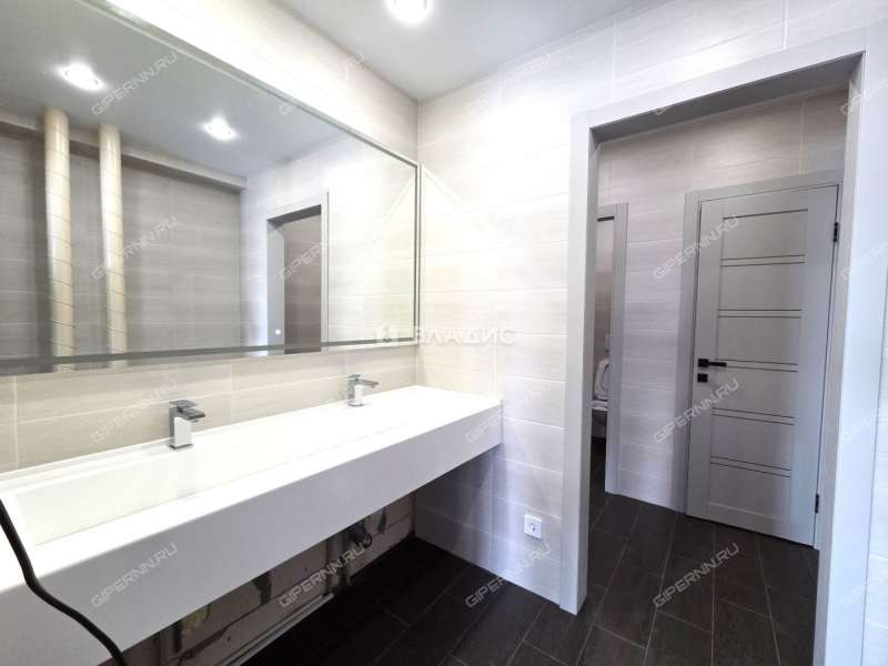 здание под офис, торговую площадь на улице Ларина