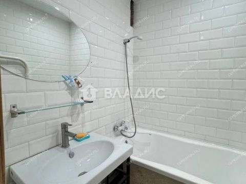 4-komnatnaya-ul-strokina-d-16b фото