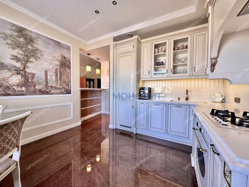 трёхкомнатная квартира на улице Короленко дом 19б