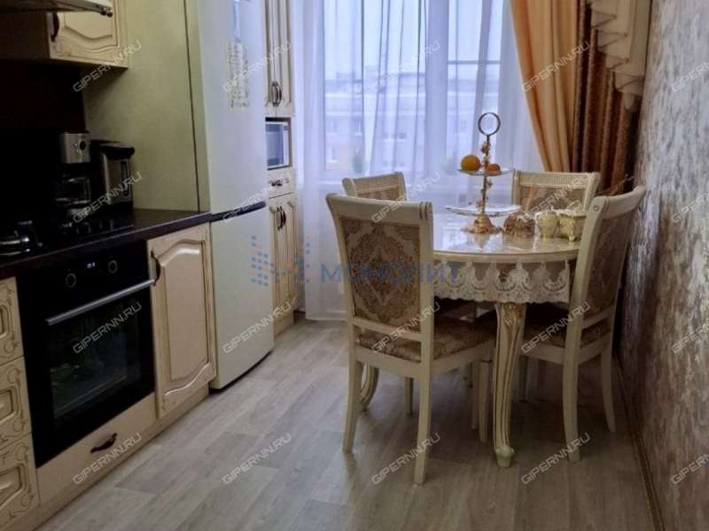 трёхкомнатная квартира на улице Верхнепечёрская дом 8