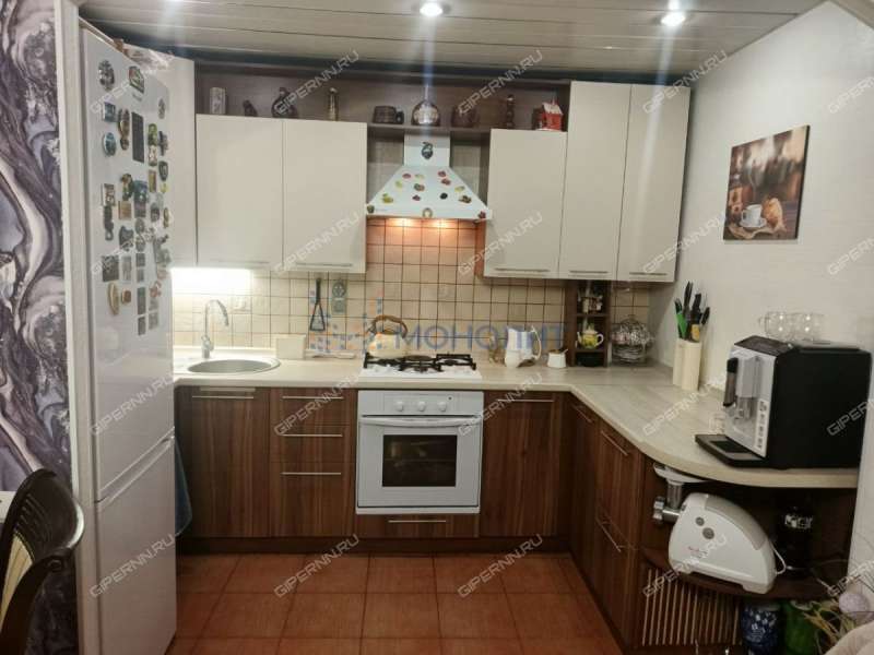 трёхкомнатная квартира на улице Александра Хохлова дом 21